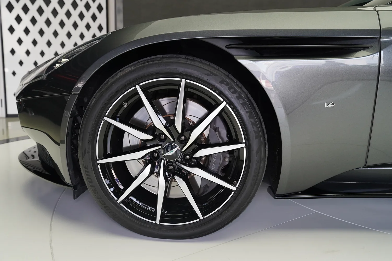 2017 Aston Martin DB11 V12, 6/18