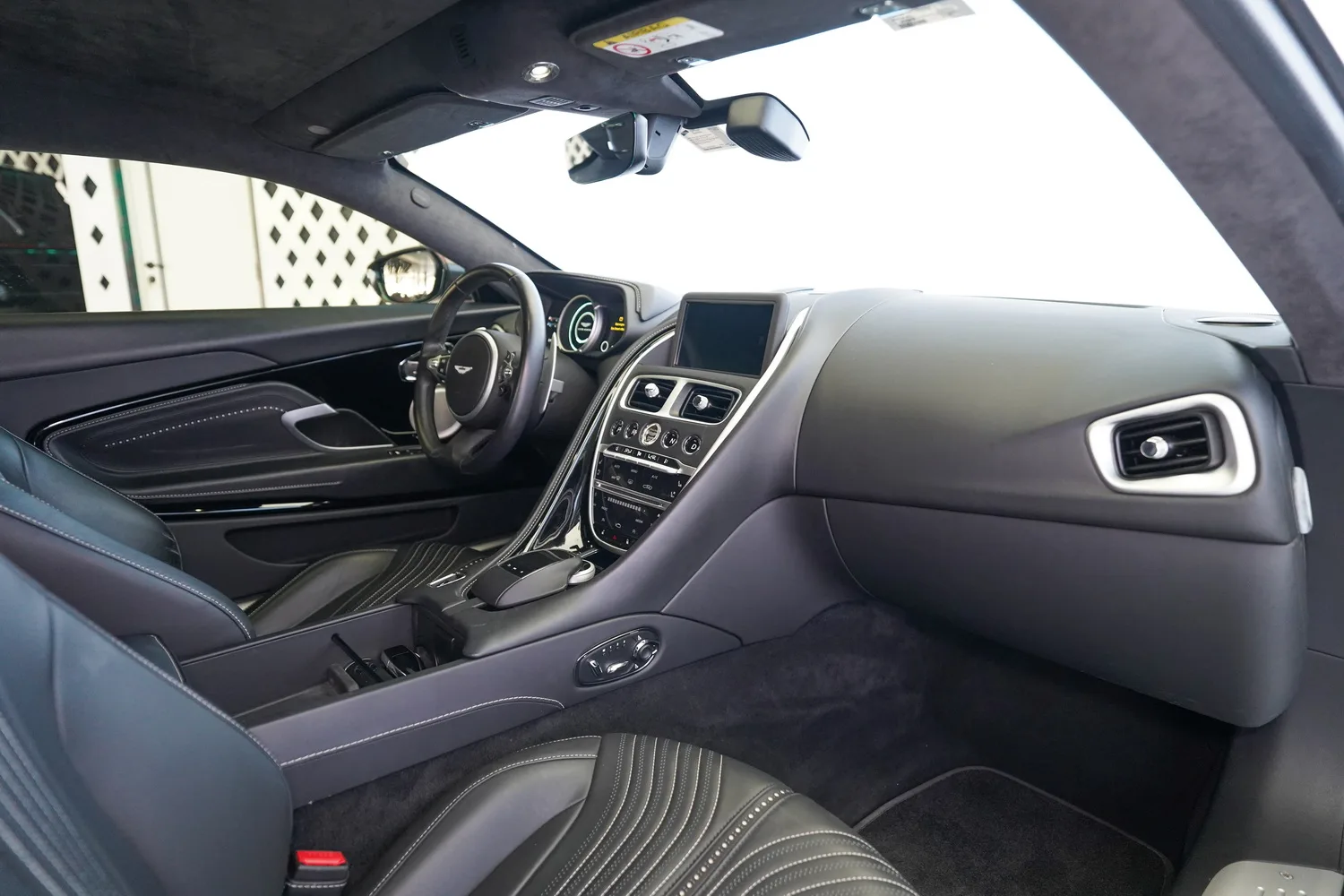 2017 Aston Martin DB11 V12, 14/18