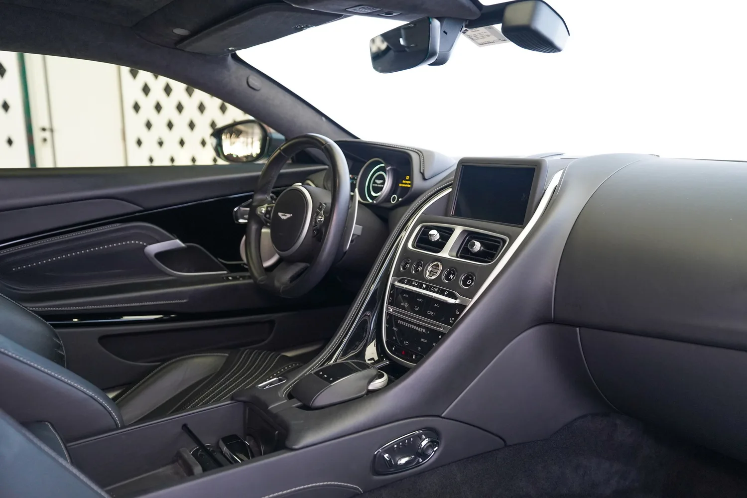 2017 Aston Martin DB11 V12, 15/18