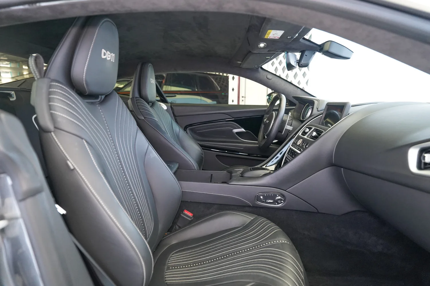 2017 Aston Martin DB11 V12, 16/18