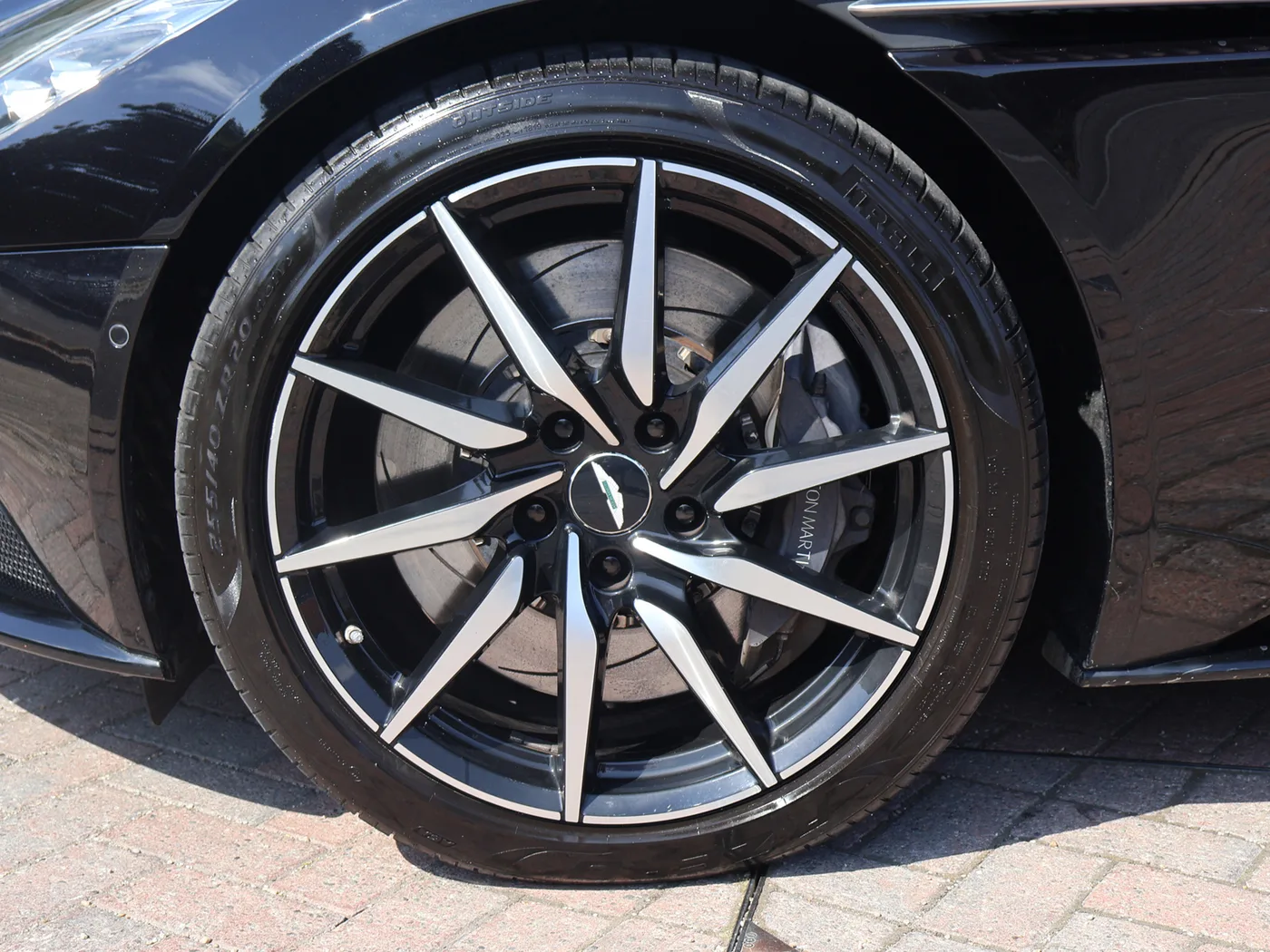 2017 Aston Martin DB11 V12 offered by a franchised dealer group in Pangbourne, United Kingdom, photo 4 of 25
