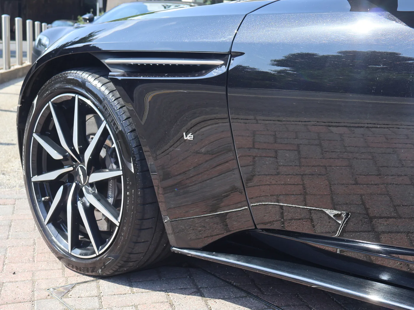 2017 Aston Martin DB11 V12 offered by a franchised dealer group in Pangbourne, United Kingdom, photo 18 of 25