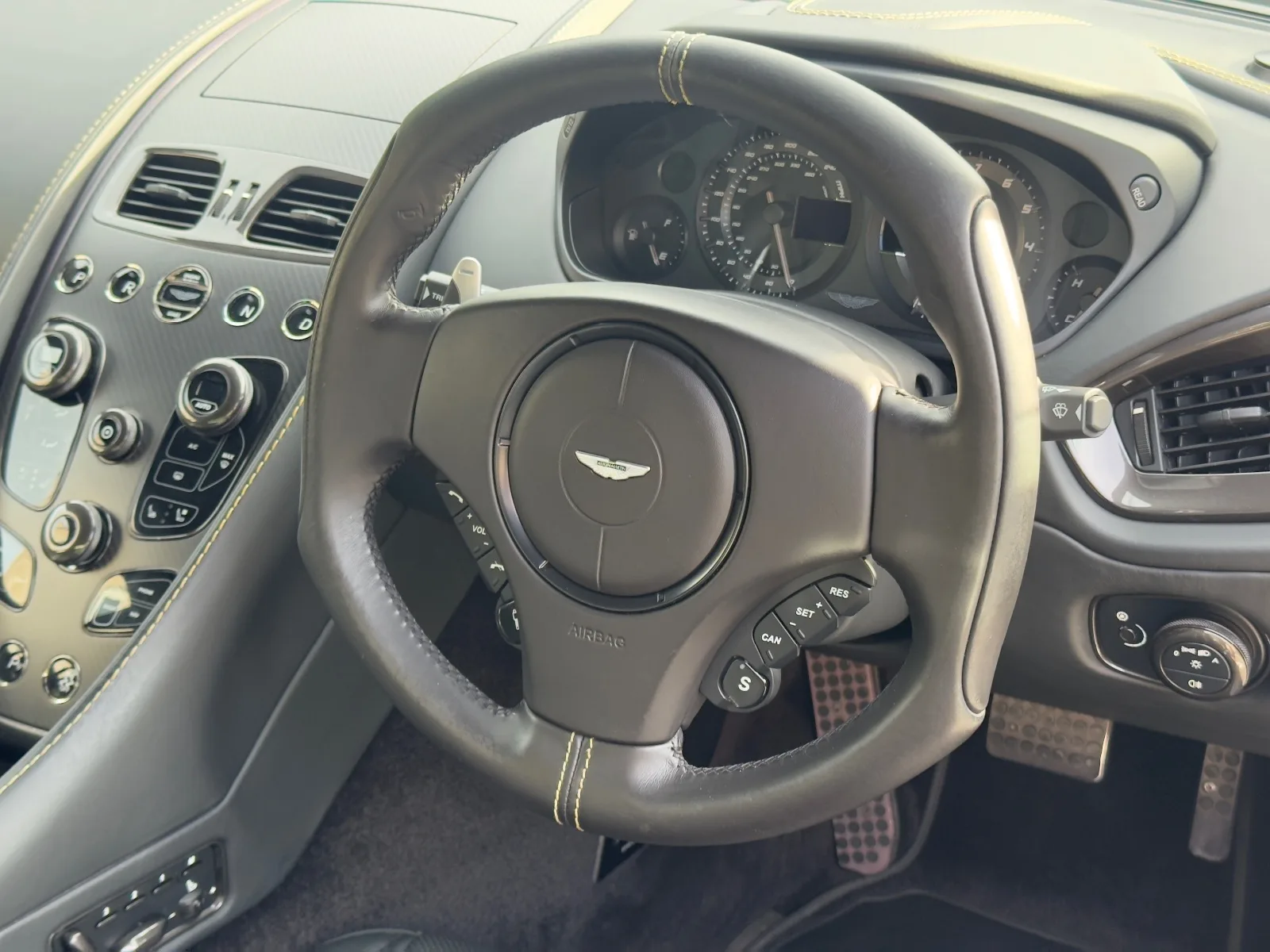 2017 Aston Martin Vanquish S, 29/30