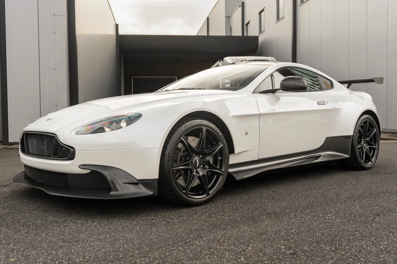2017 Aston Martin Vantage GT8 proposée par un spécialiste de la supercar à Woerden, Pays-Bas, photo principale