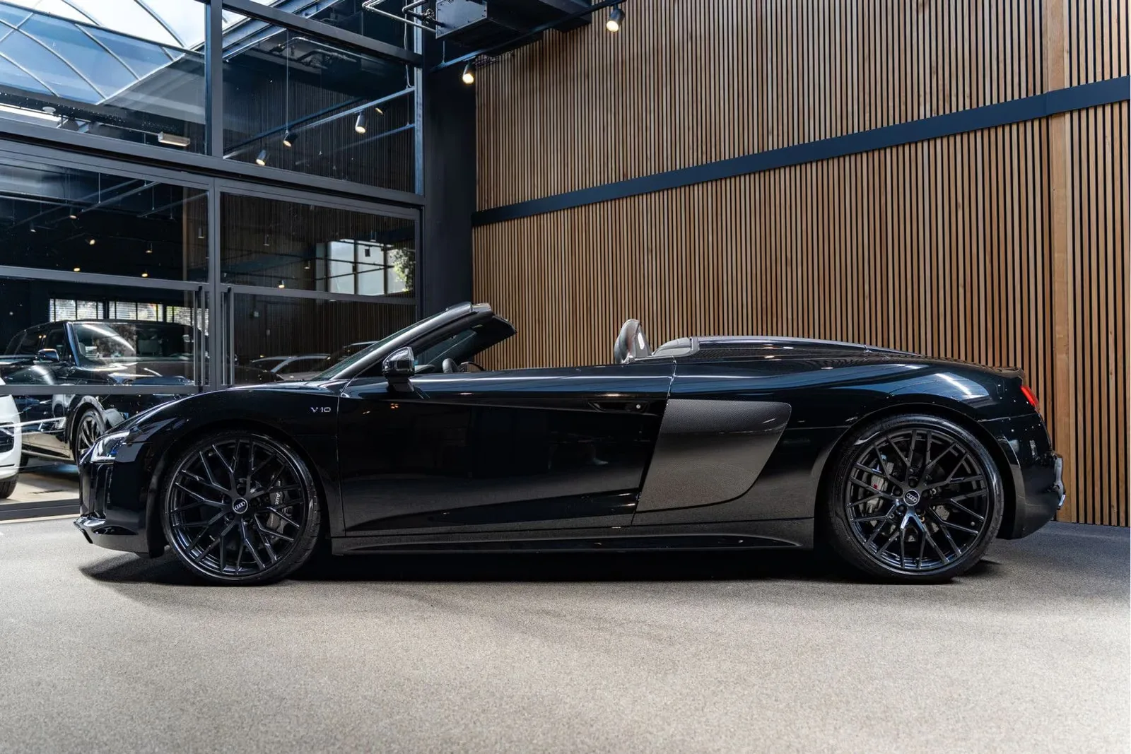 2017 Audi R8 Spyder V10, 2/30