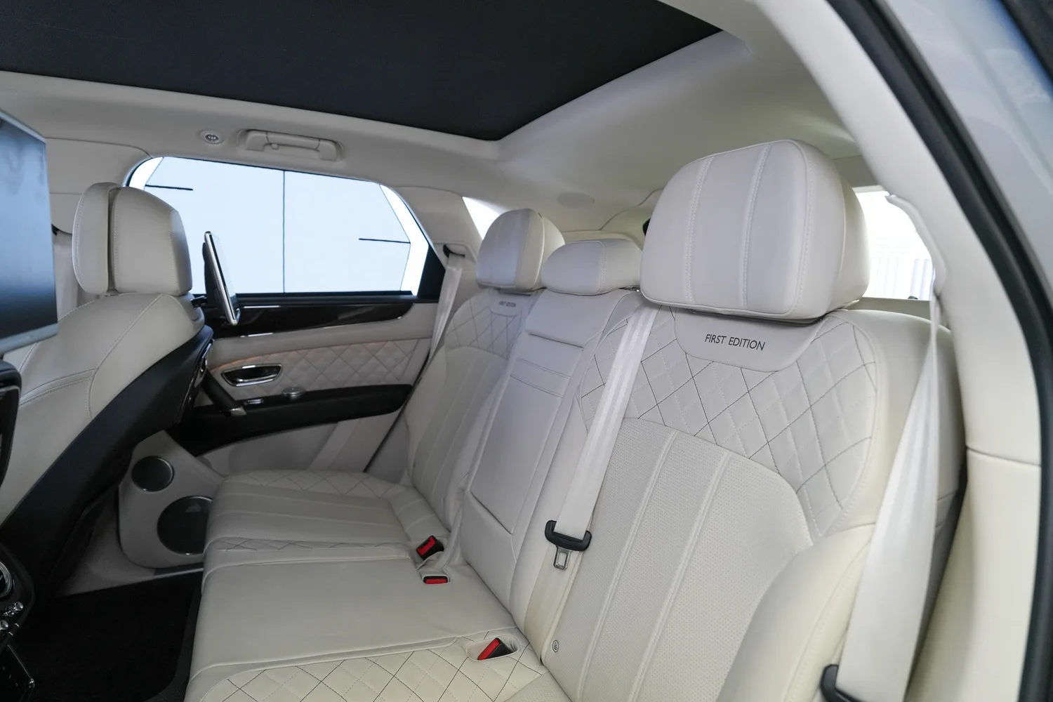 2017 Bentley Bentayga First Edition, 17/19