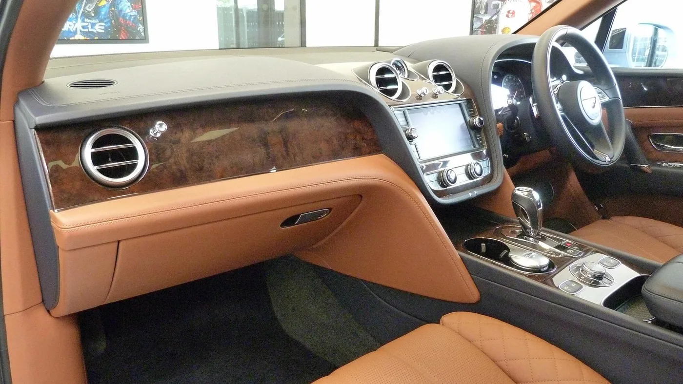 2017 Bentley Bentayga W12 angeboten von einer Vertragshändlergruppe in Cheltenham, Vereinigtes Königreich, Foto 3 von 25