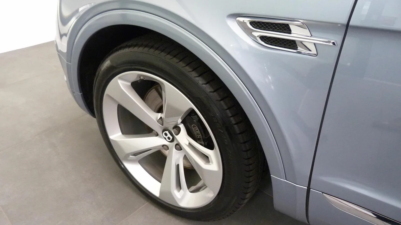 2017 Bentley Bentayga W12 angeboten von einer Vertragshändlergruppe in Cheltenham, Vereinigtes Königreich, Foto 4 von 25