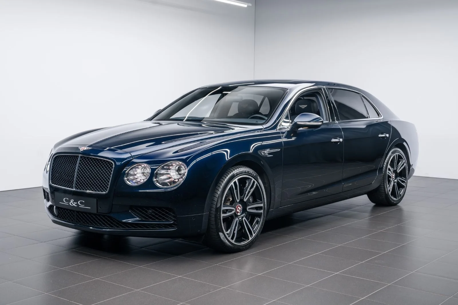 2017 Bentley Flying Spur V8 S proposée par un spécialiste de la supercar à Putzbrunn, Allemagne, photo principale