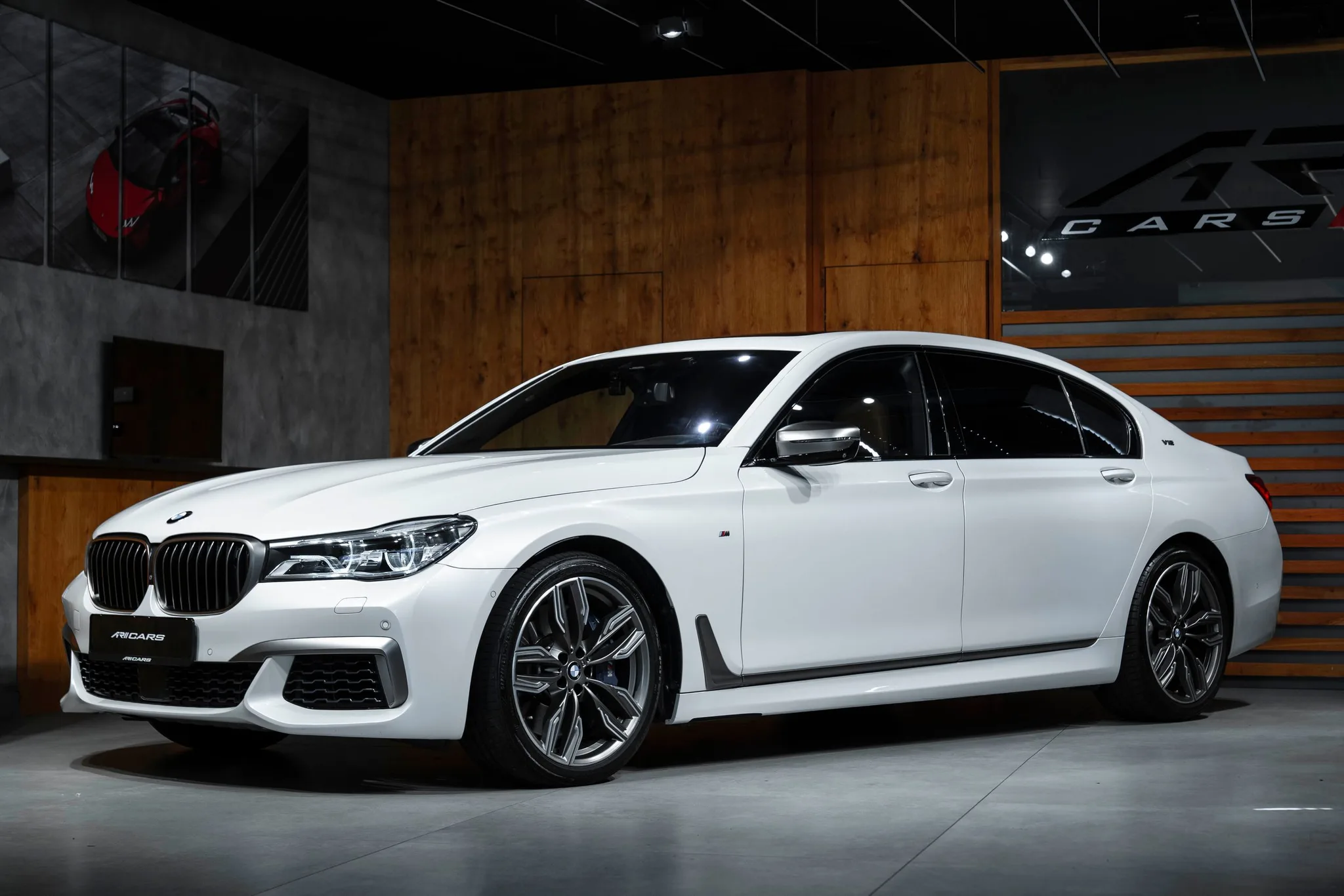 2017 BMW M760Li xDrive angeboten von einem Fachhändler in Bratislava, Slowakei, Hauptfoto