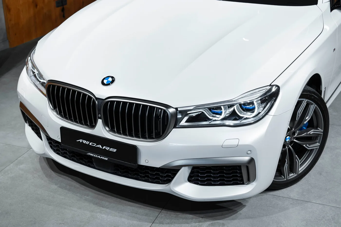 2017 BMW M760Li xDrive angeboten von einem Fachhändler in Bratislava, Slowakei, Foto 4 von 25