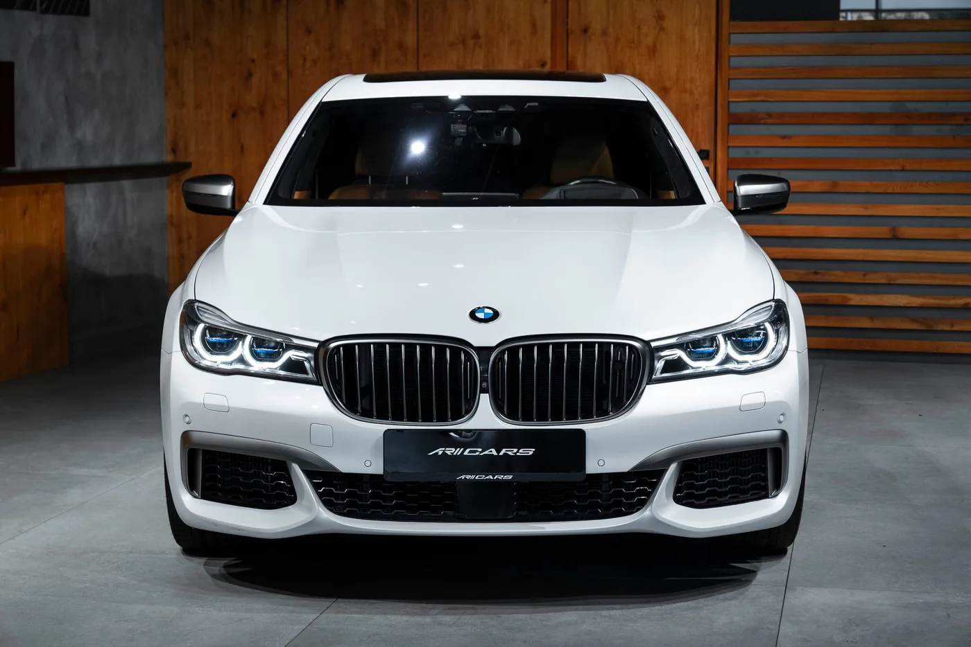 2017 BMW M760Li xDrive angeboten von einem Fachhändler in Bratislava, Slowakei, Foto 5 von 25