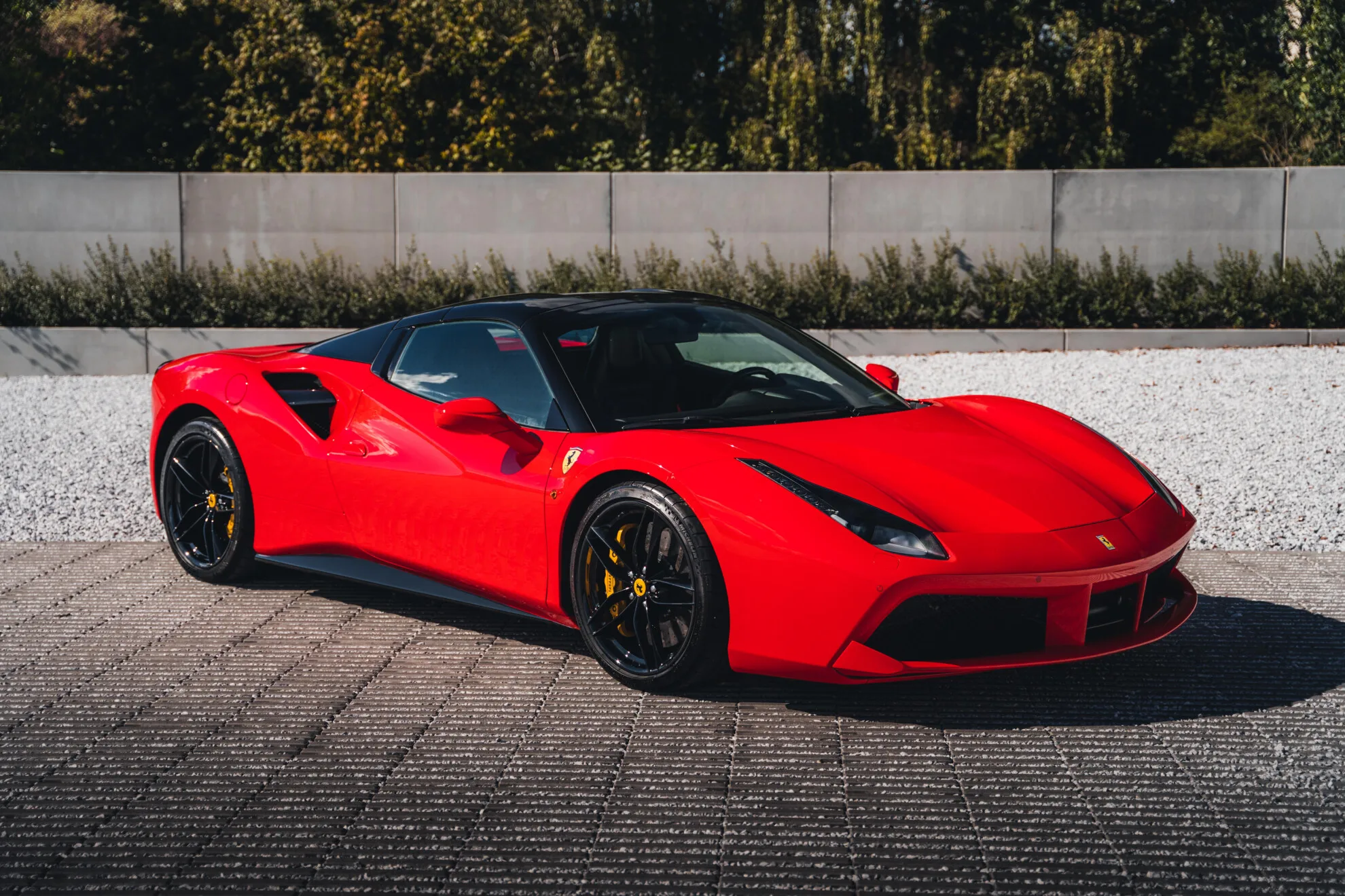 2017 Ferrari 488 Spider proposta da Bavaria Motors NV a Harelbeke, Belgio, vista anteriore a tre quarti