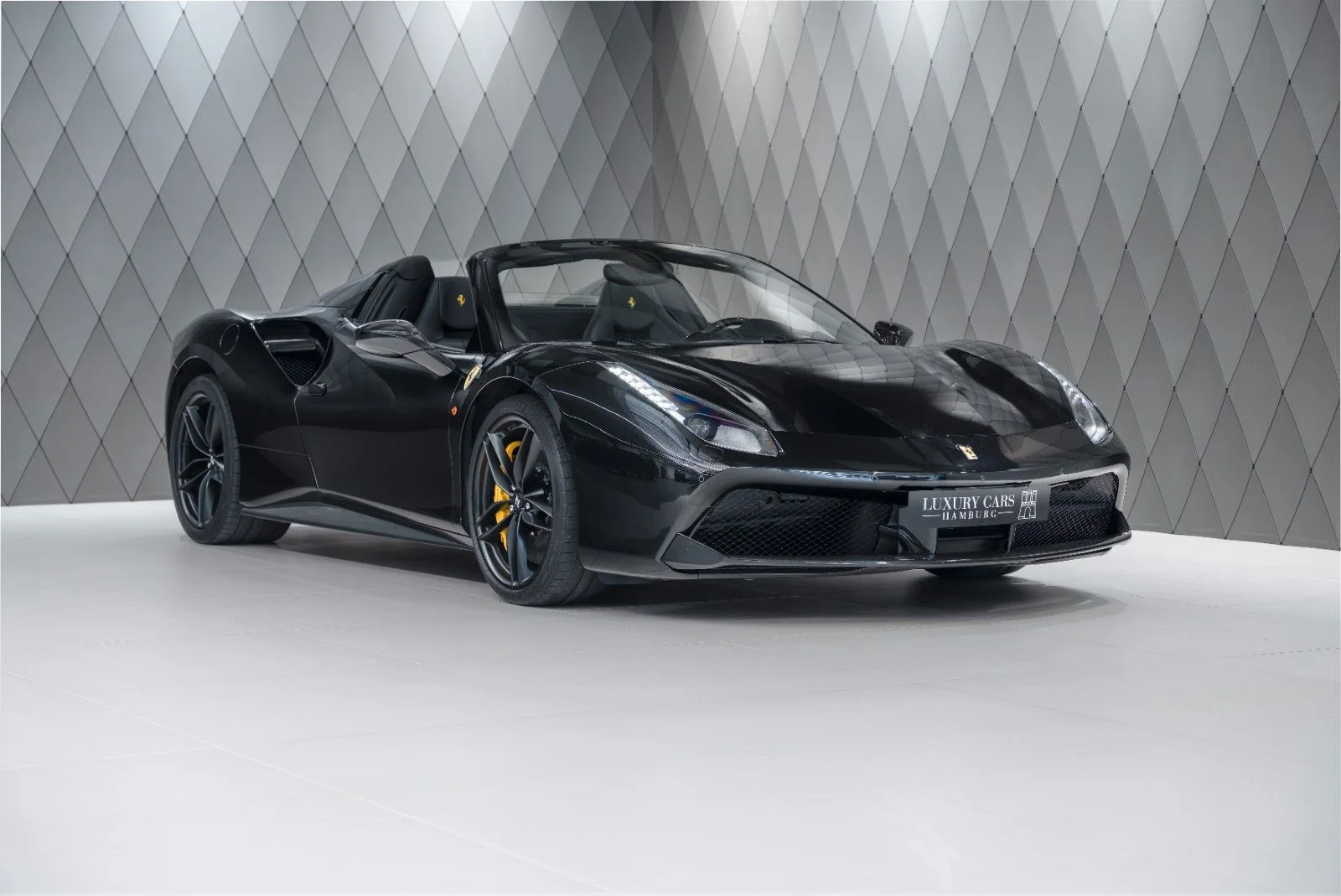 2017 Ferrari 488 Spider proposée par un spécialiste de la supercar à Schenefeld, Allemagne, photo principale