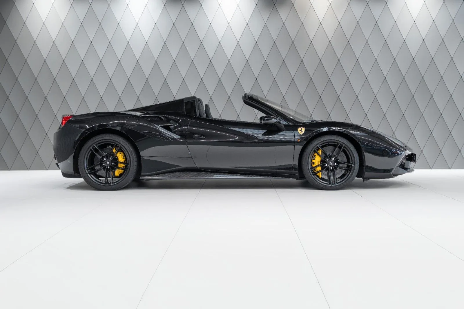 2017 Ferrari 488 Spider, 3/27