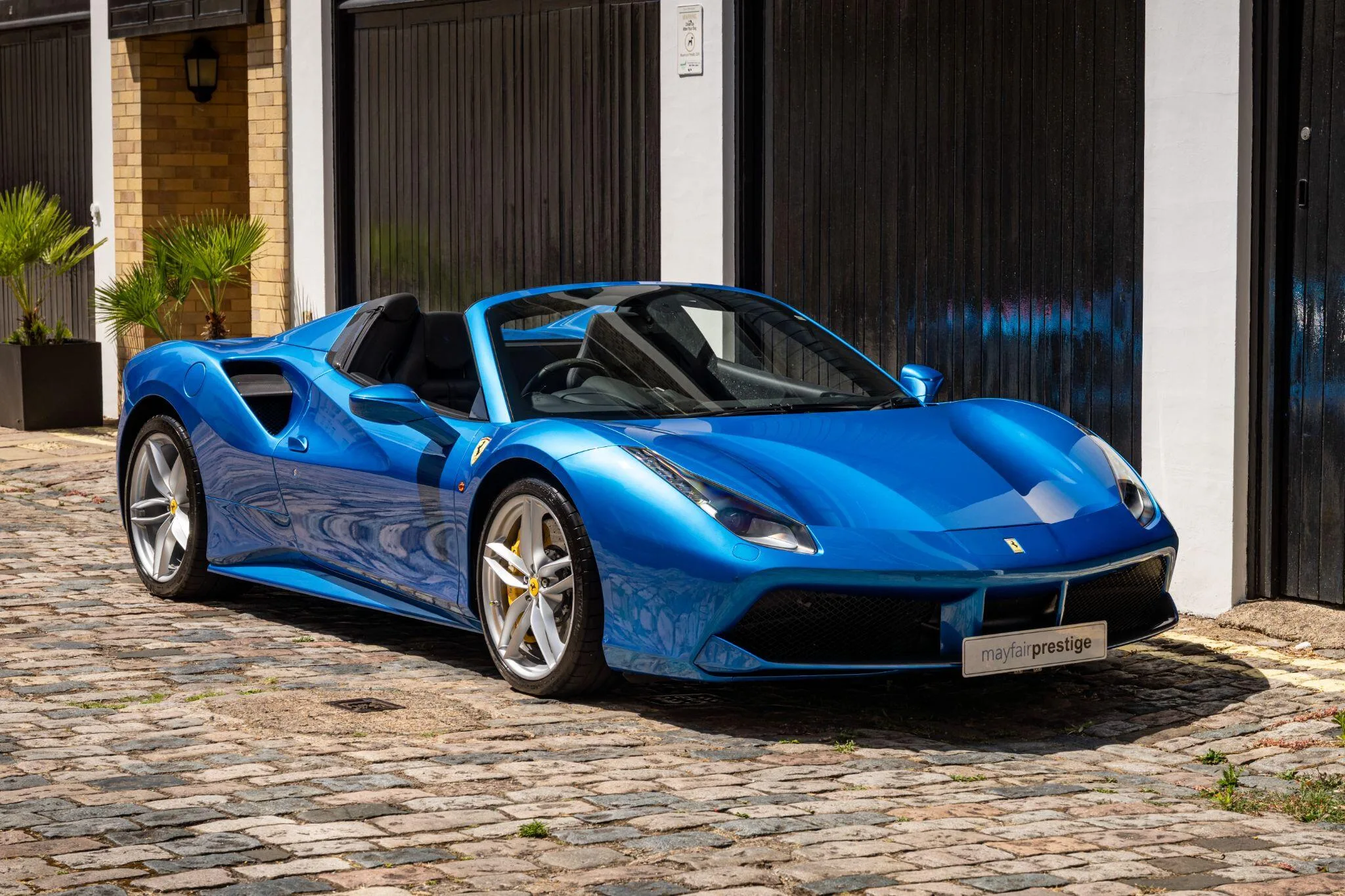 2017 Ferrari 488 Spider angeboten von einem Fachhändler in London, Vereinigtes Königreich, Hauptfoto