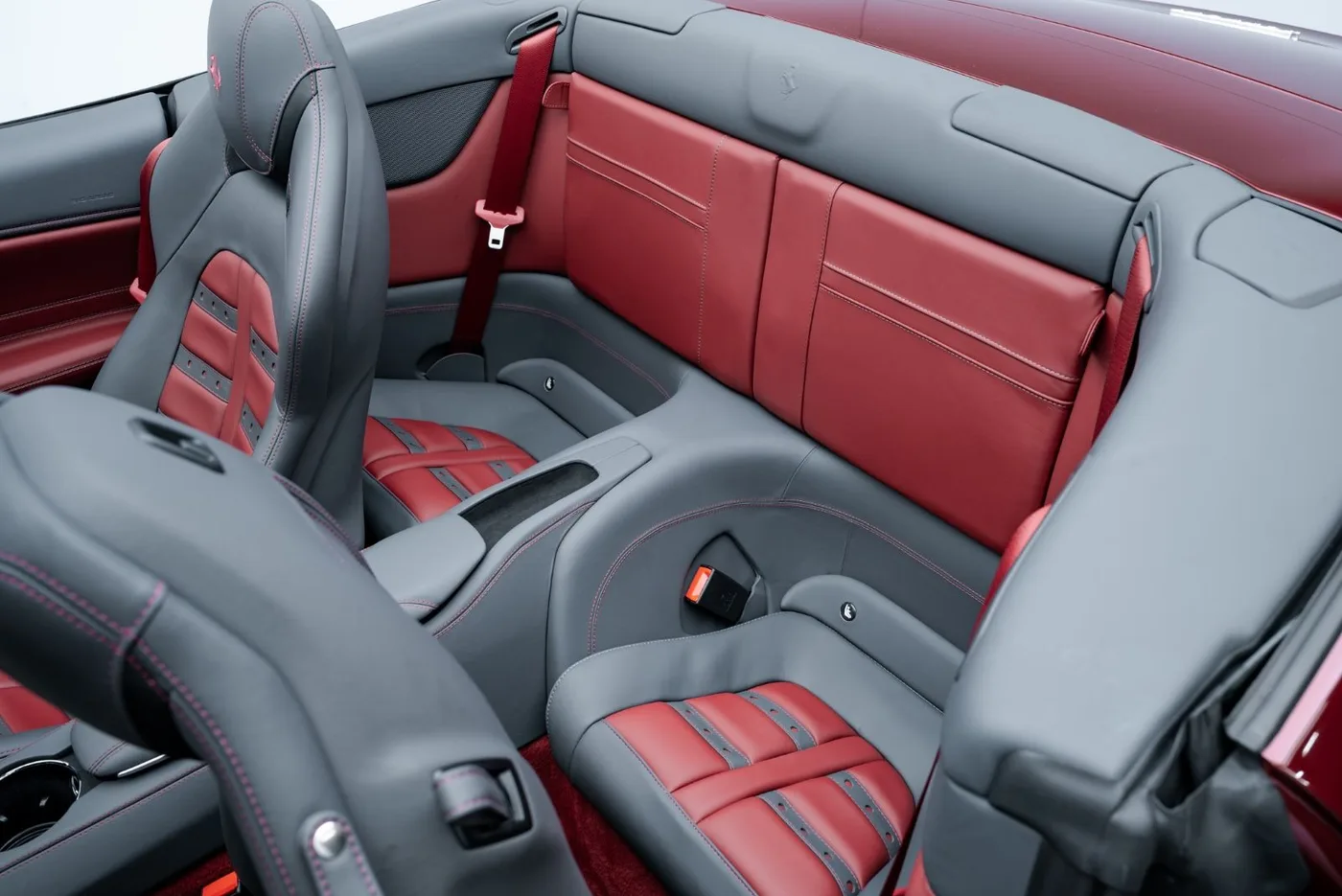 2017 Ferrari California T proposée par un concessionnaire spécialisé à Putzbrunn, Allemagne, photo 8 sur 15