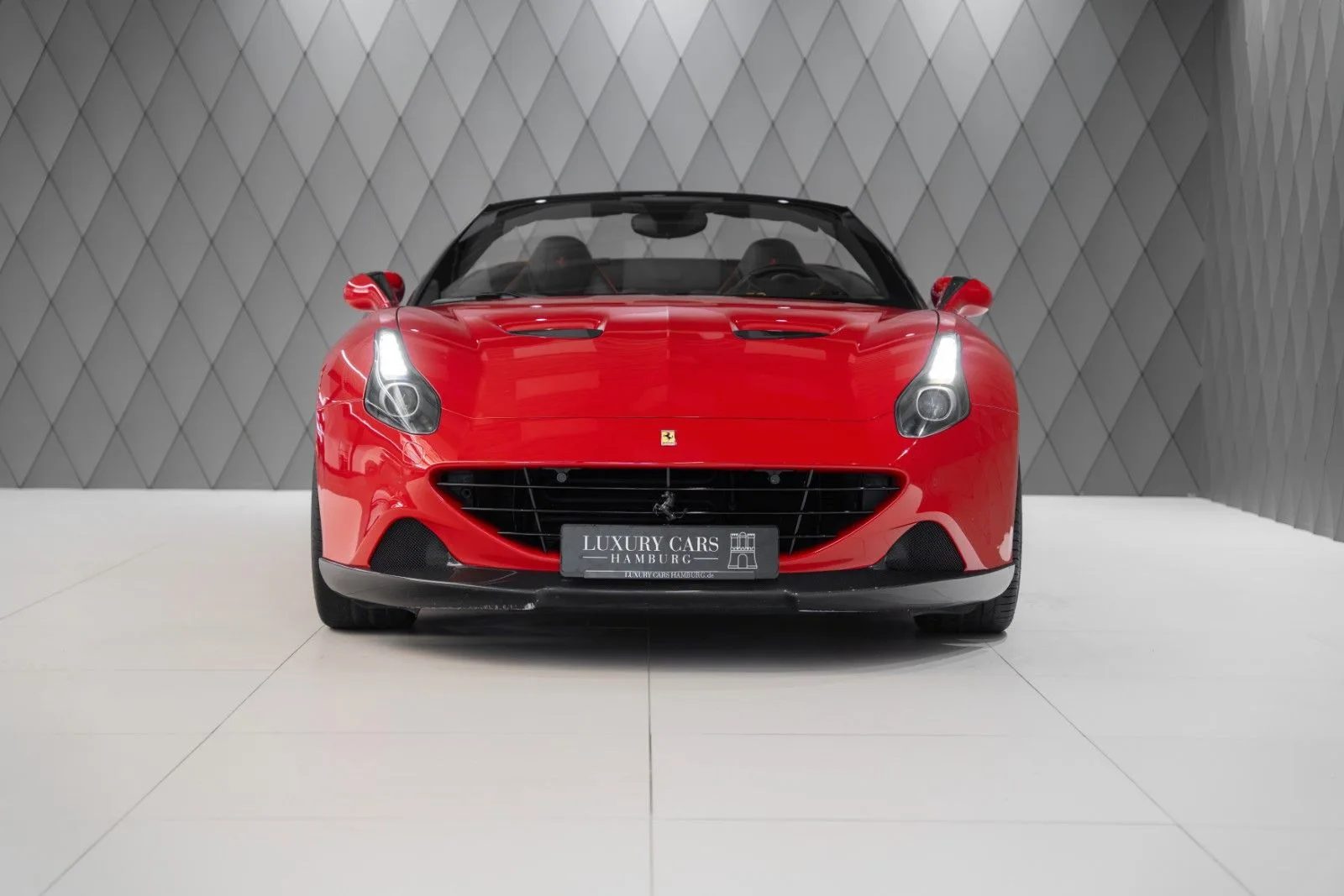 2017 Ferrari California T offered by a supercar dealer in Schenefeld, Germany, main photo