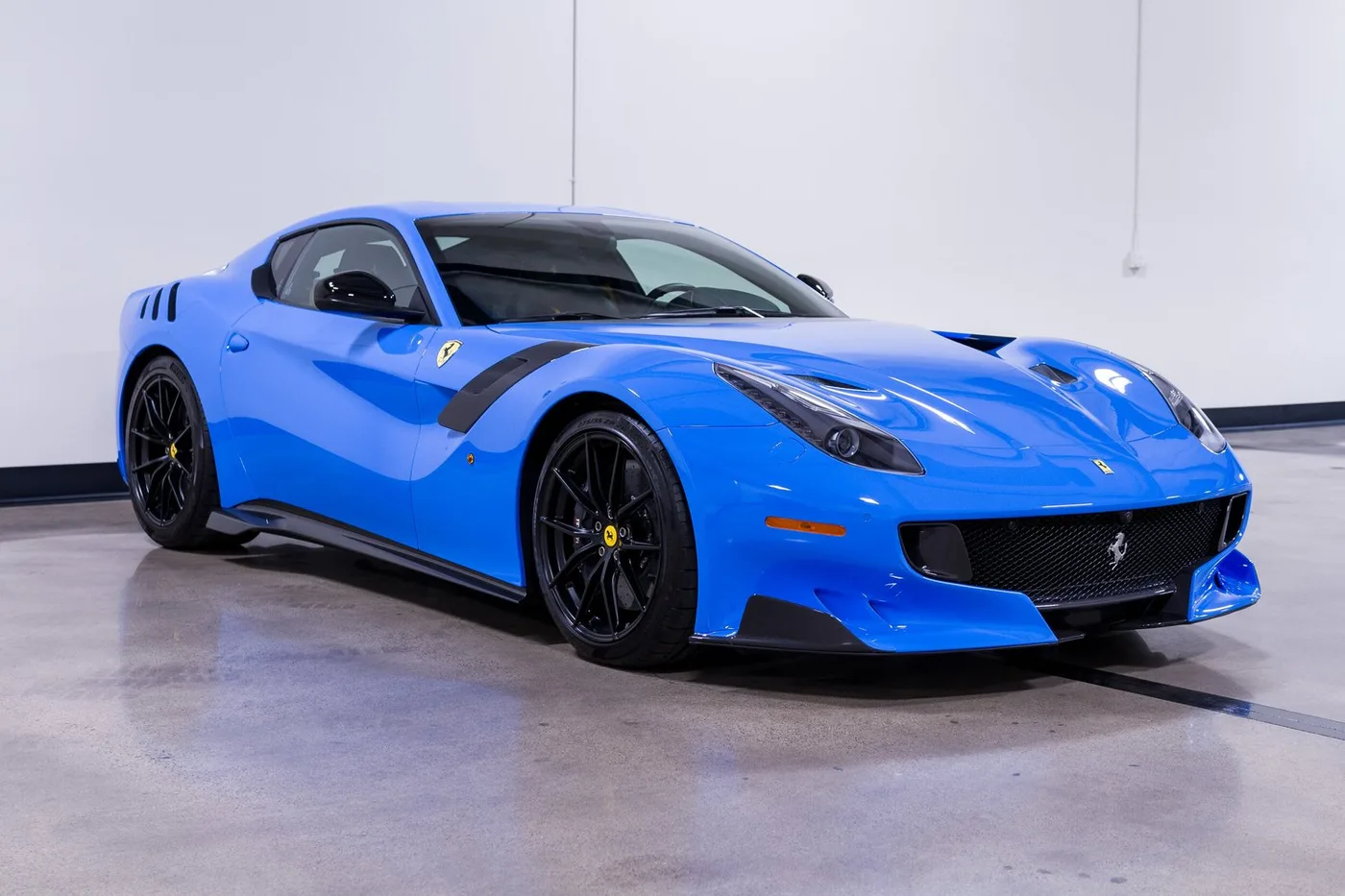 2017 Ferrari F12tdf verkauft von einem Fachhändler in Costa Mesa, Vereinigte Staaten, Foto 2 von 15