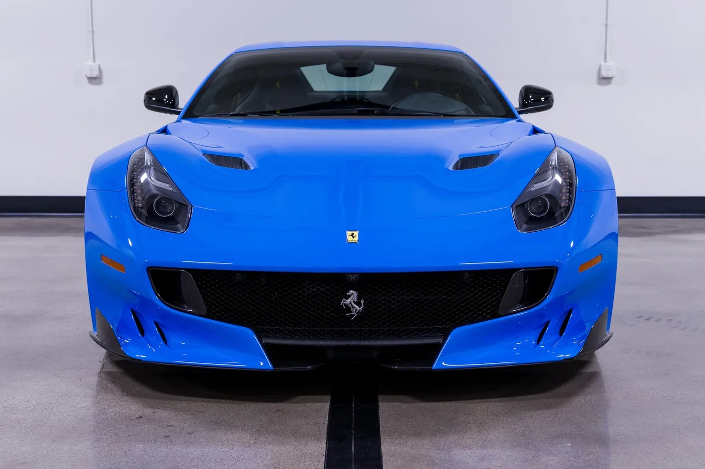 2017 Ferrari F12tdf verkauft von einem Fachhändler in Costa Mesa, Vereinigte Staaten, Foto 3 von 15