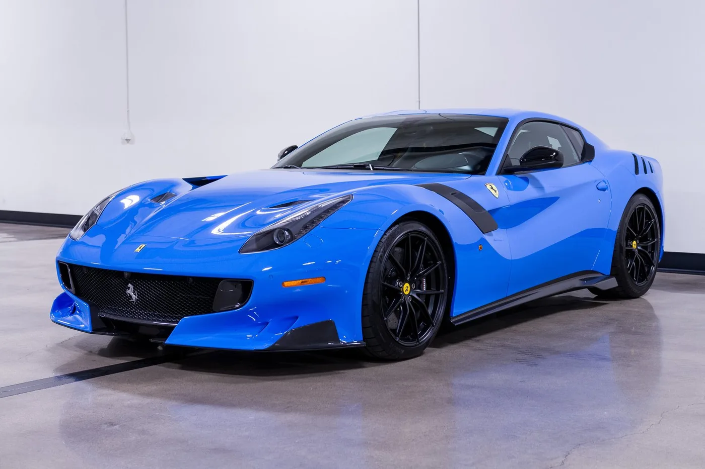 2017 Ferrari F12tdf verkauft von einem Fachhändler in Costa Mesa, Vereinigte Staaten, Foto 4 von 15
