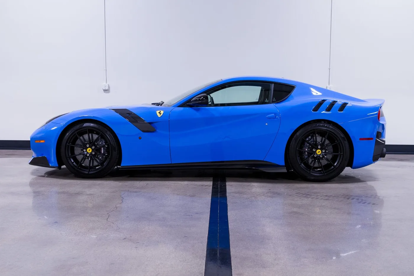 2017 Ferrari F12tdf verkauft von einem Fachhändler in Costa Mesa, Vereinigte Staaten, Foto 5 von 15