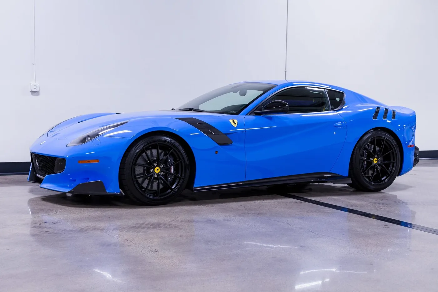 2017 Ferrari F12tdf verkauft von einem Fachhändler in Costa Mesa, Vereinigte Staaten, Foto 6 von 15