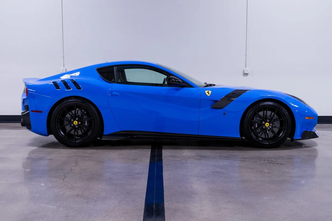 2017 Ferrari F12tdf verkauft von einem Fachhändler in Costa Mesa, Vereinigte Staaten, Foto 11 von 15