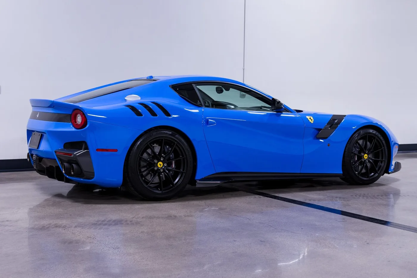 2017 Ferrari F12tdf verkauft von einem Fachhändler in Costa Mesa, Vereinigte Staaten, Foto 12 von 15