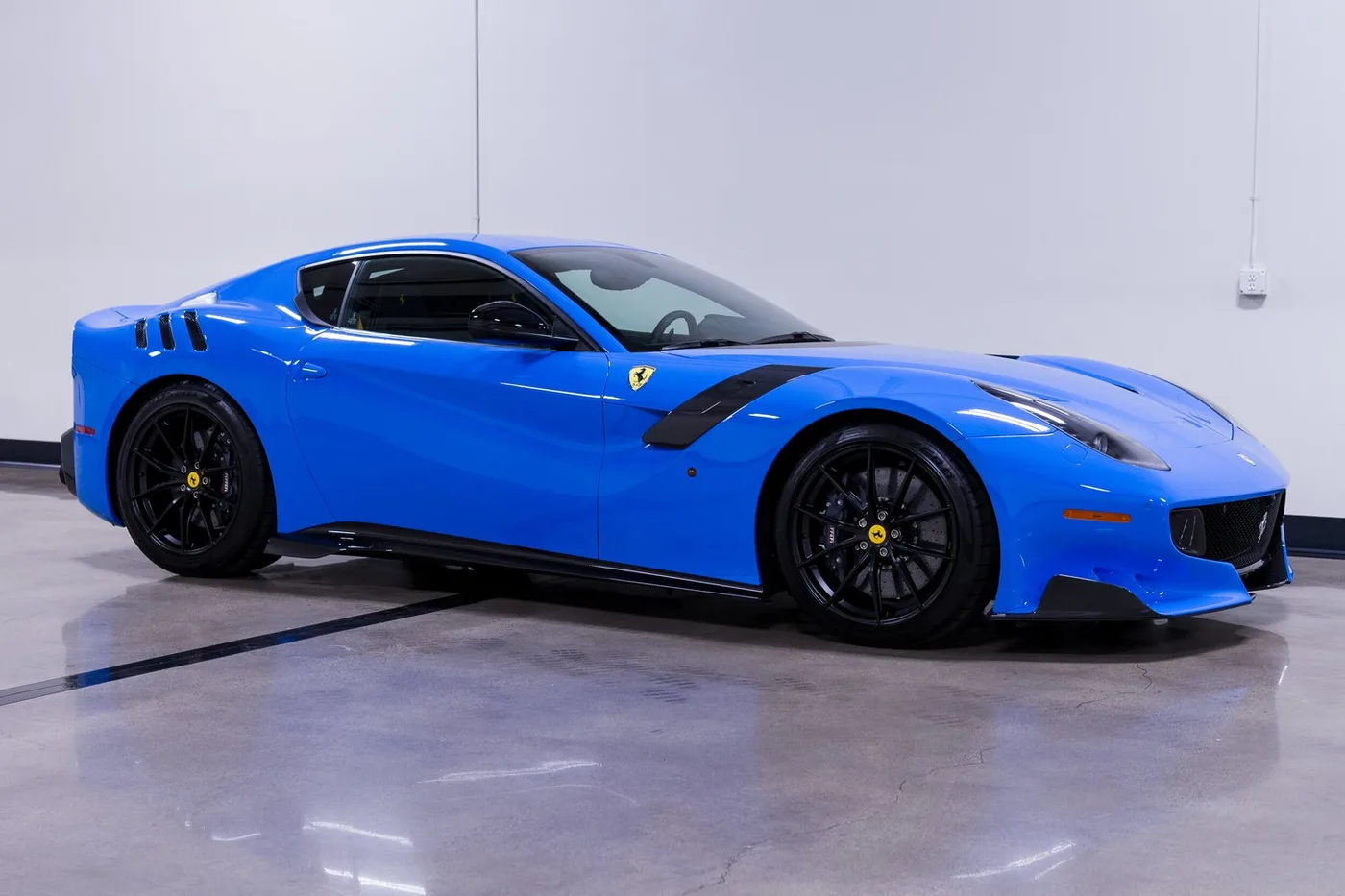 2017 Ferrari F12tdf verkauft von einem Fachhändler in Costa Mesa, Vereinigte Staaten, Foto 13 von 15