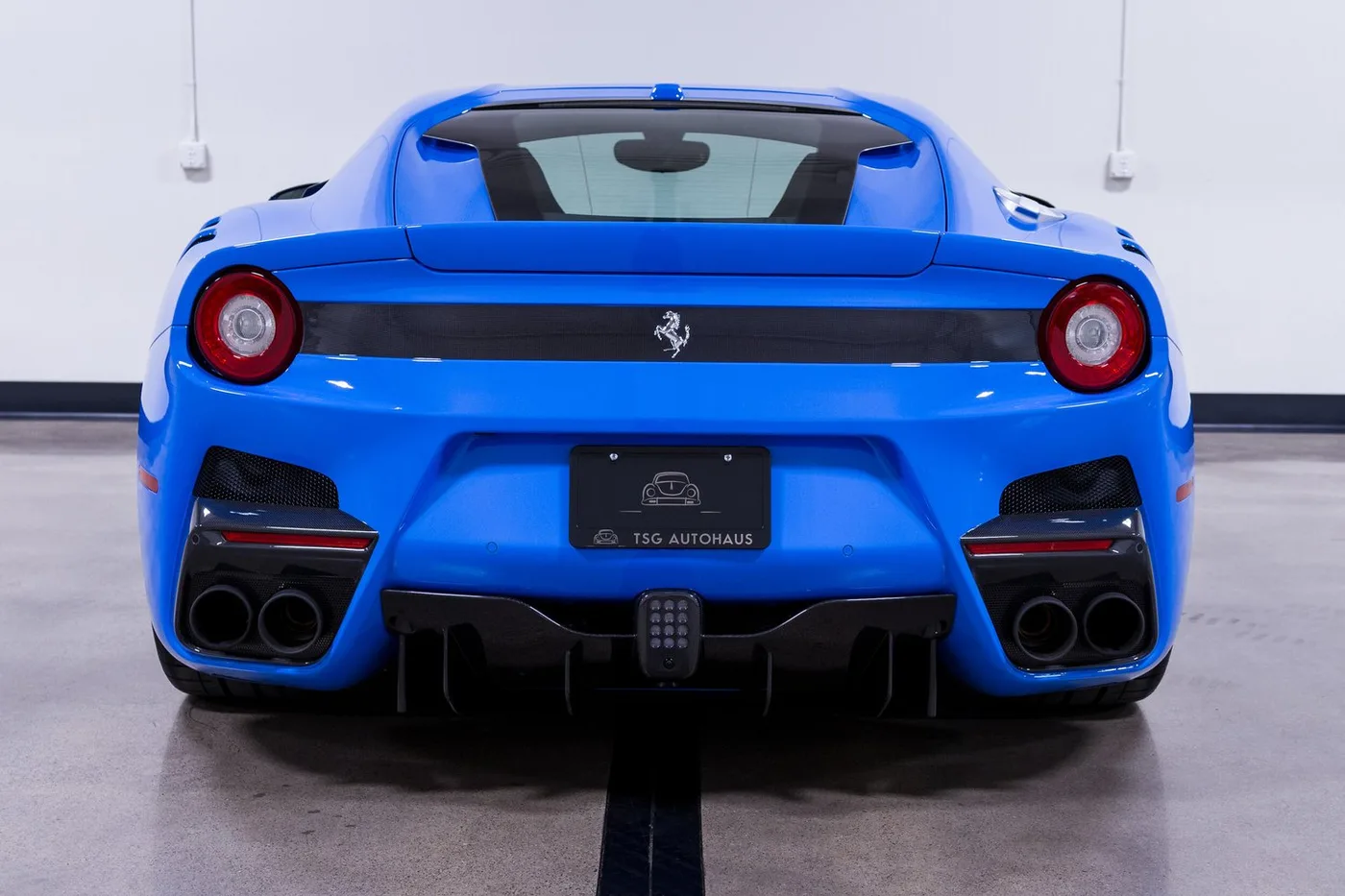 2017 Ferrari F12tdf verkauft von einem Fachhändler in Costa Mesa, Vereinigte Staaten, Foto 14 von 15