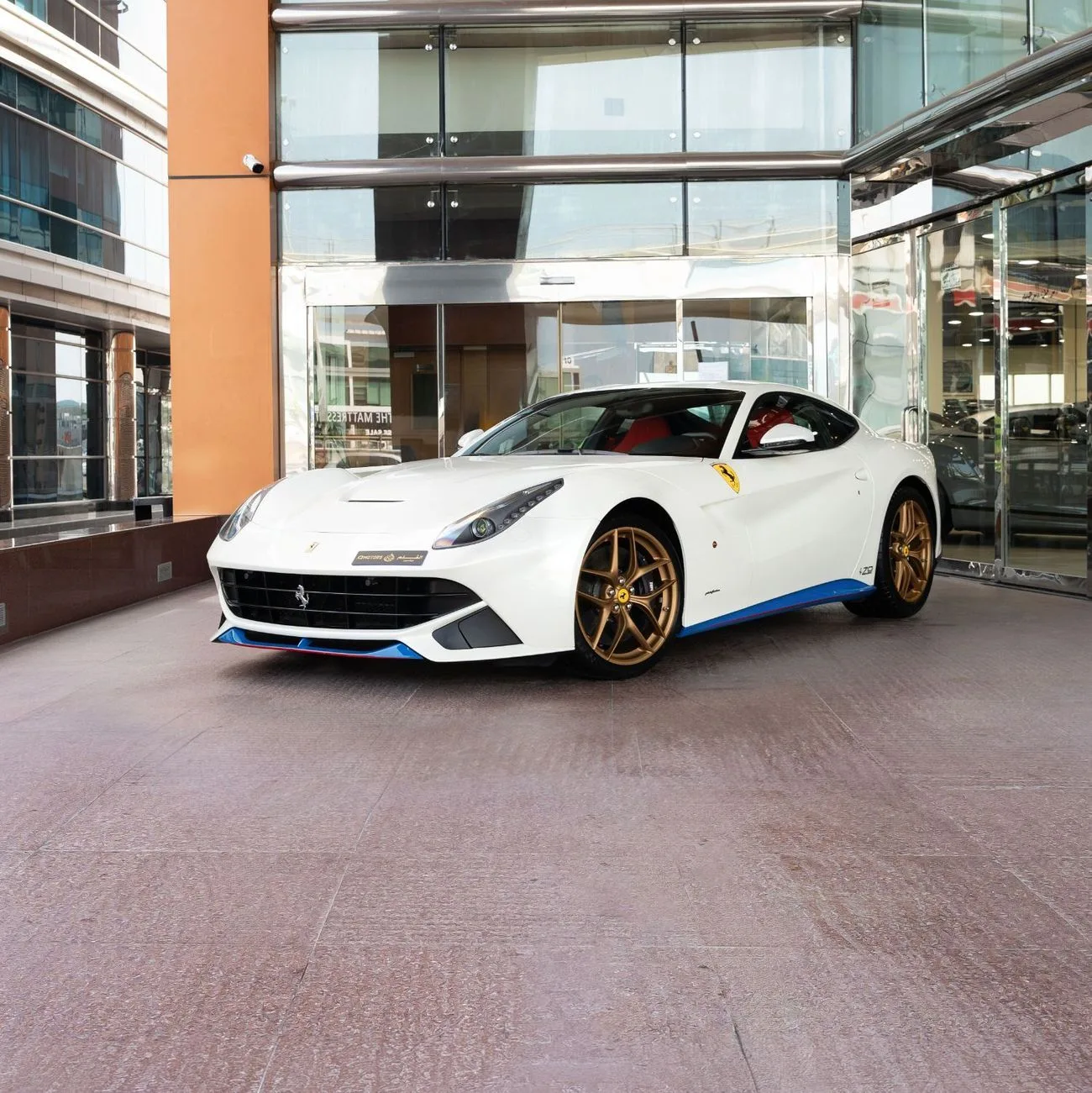 2017 Ferrari F12berlinetta angeboten von einem Fachhändler in Dubai, Vereinigte Arabische Emirate, Hauptfoto
