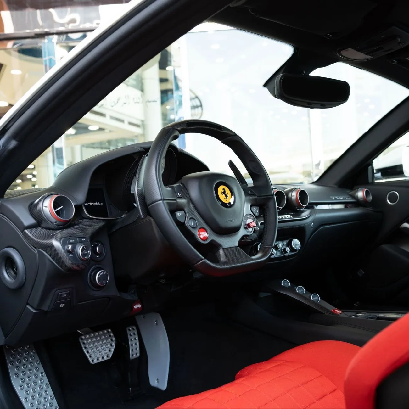 2017 Ferrari F12berlinetta angeboten von einem Fachhändler in Dubai, Vereinigte Arabische Emirate, Foto 13 von 16