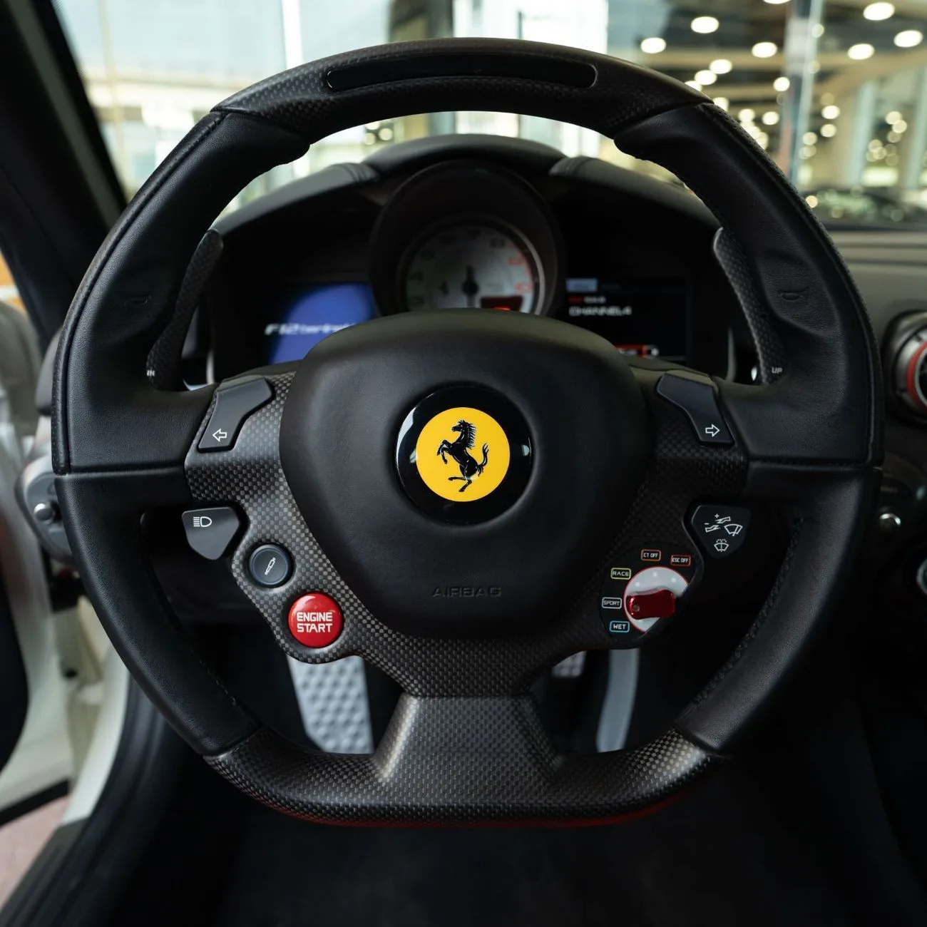 2017 Ferrari F12berlinetta angeboten von einem Fachhändler in Dubai, Vereinigte Arabische Emirate, Foto 16 von 16