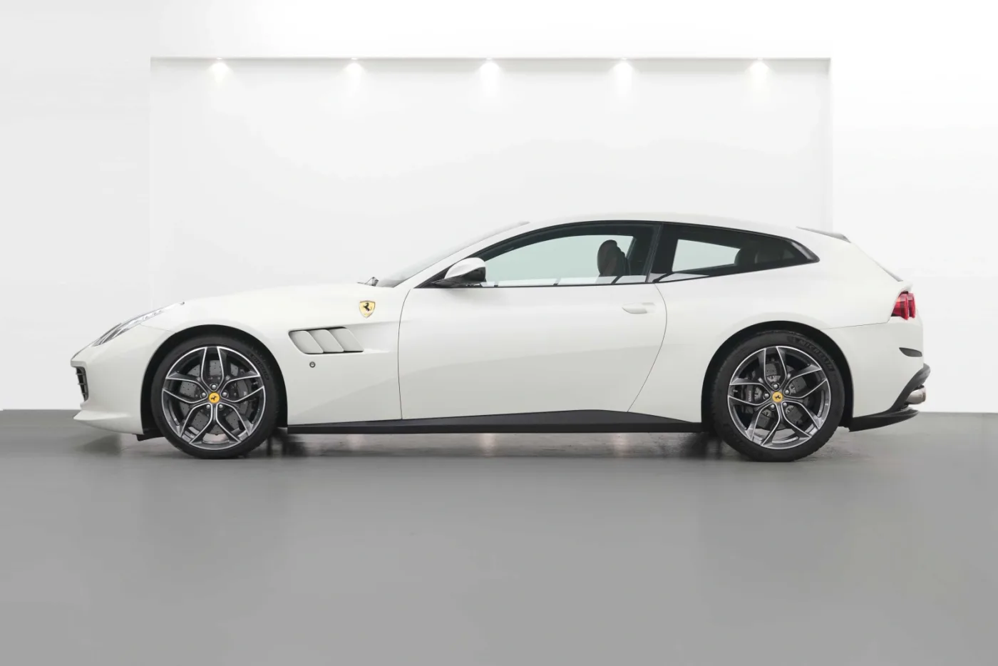 2017 Ferrari GTC4Lusso T angeboten von einem Fachhändler in Dubai, Vereinigte Arabische Emirate, Foto 3 von 10