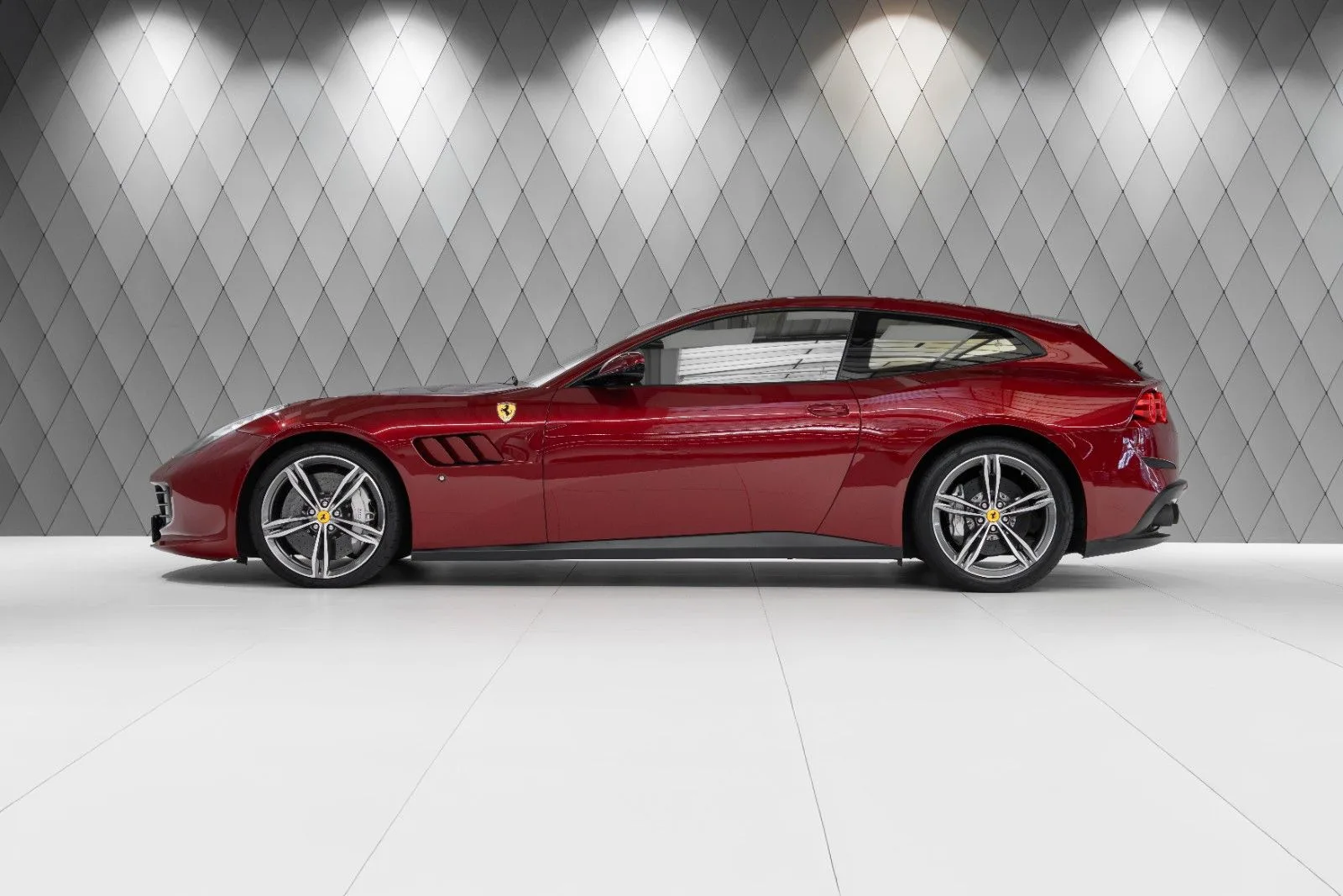 2017 Ferrari GTC4Lusso, 4/29