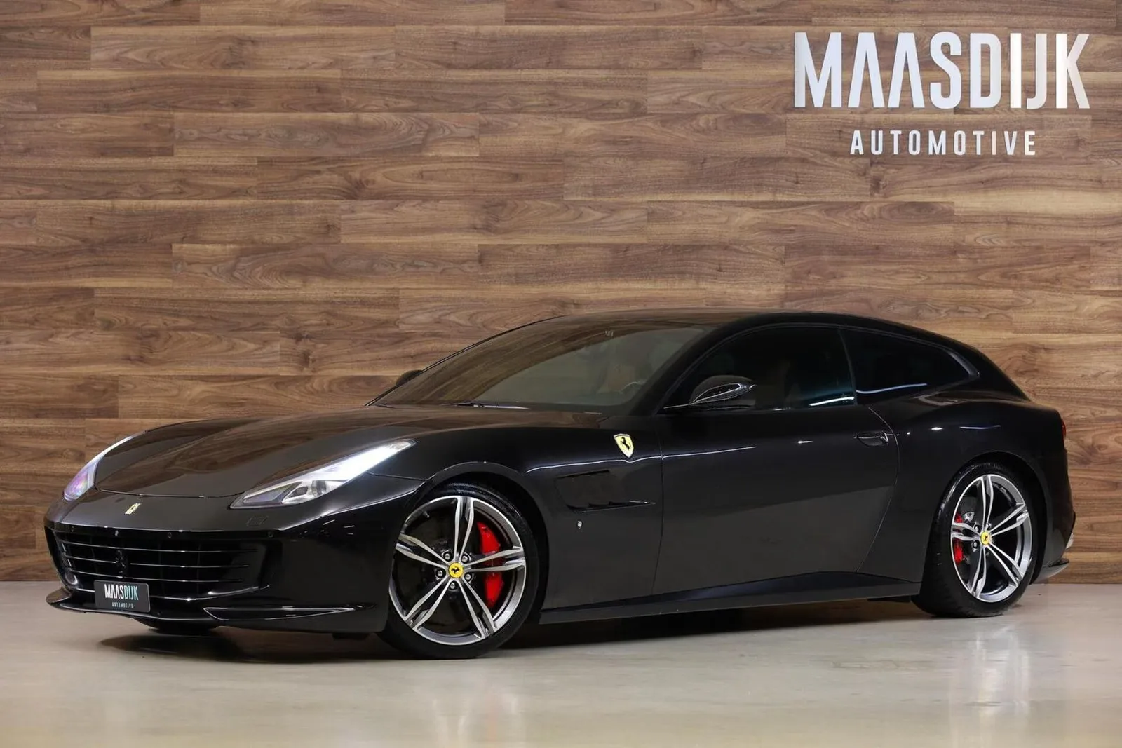 2017 Ferrari GTC4Lusso proposée par un concessionnaire spécialisé à Werkendam, Pays-Bas, photo principale