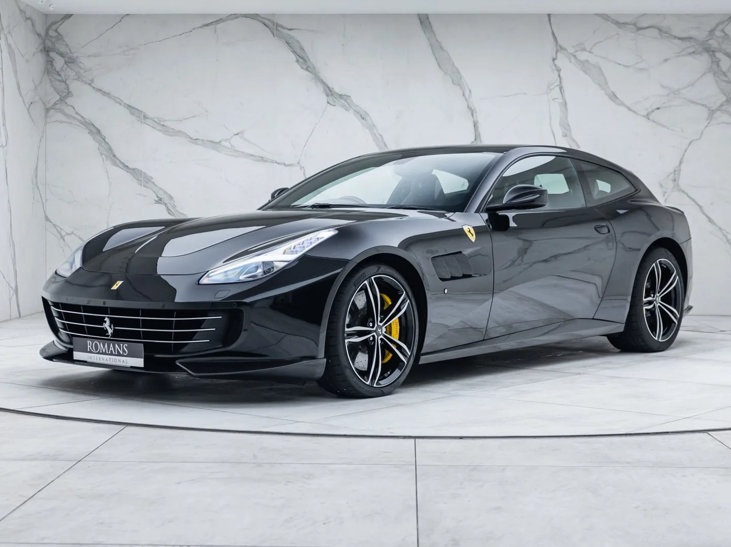 2017 Ferrari GTC4Lusso V12 proposée par un concessionnaire spécialisé à Banstead, Royaume-Uni, photo principale