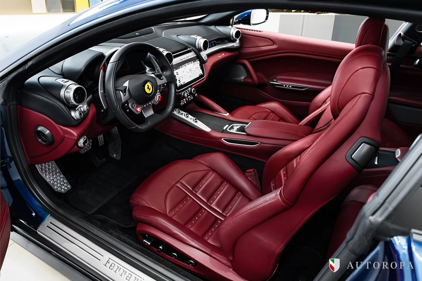 2017 Ferrari GTC4Lusso V12 offered by an official Ferrari and Maserati dealer in Arlöv, Sweden, photo 6 of 10