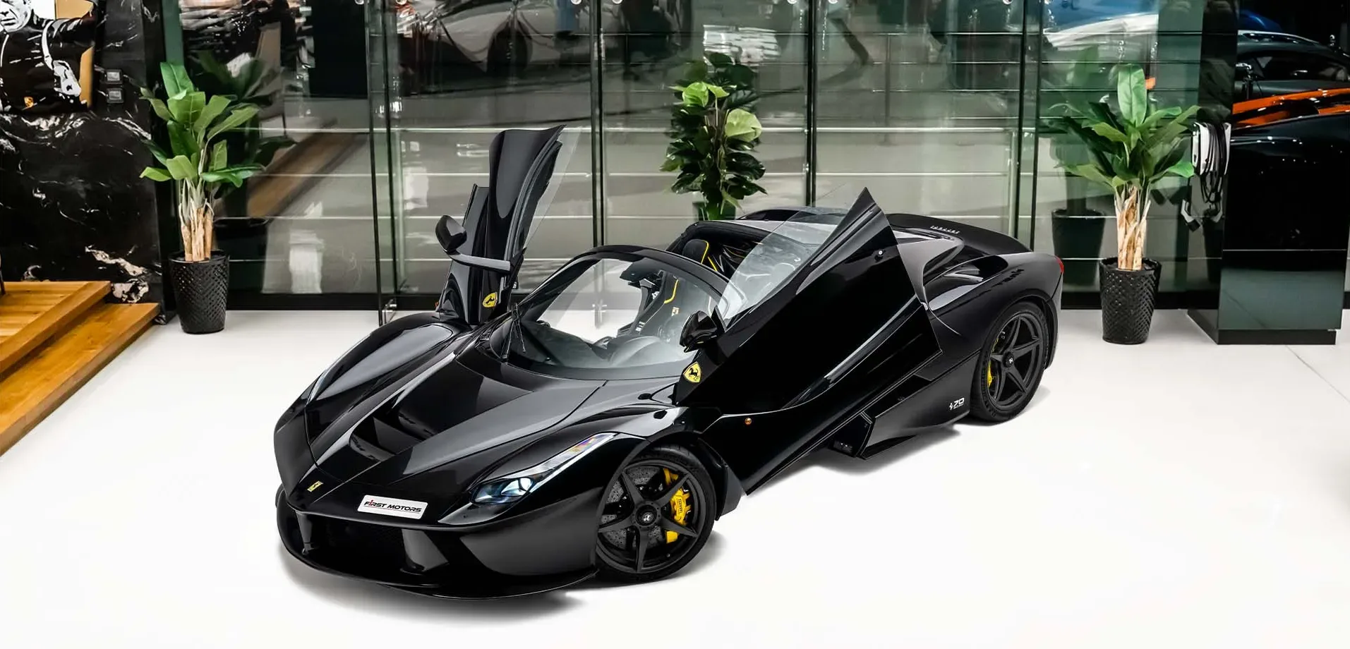 2017 Ferrari LaFerrari Aperta proposée par un concessionnaire spécialisé à Dubaï, Émirats arabes unis, photo principale