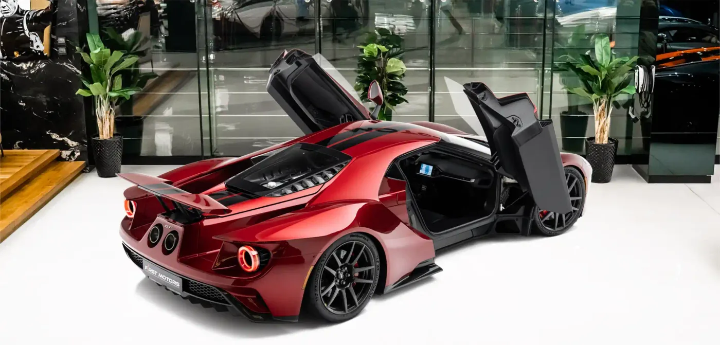 2017 Ford GT proposée par un concessionnaire spécialisé à Dubai, Émirats arabes unis, vue extérieure 2