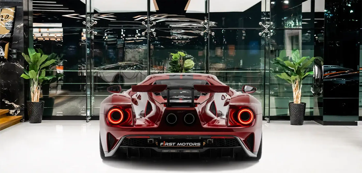 2017 Ford GT proposée par un concessionnaire spécialisé à Dubai, Émirats arabes unis, vue extérieure 4