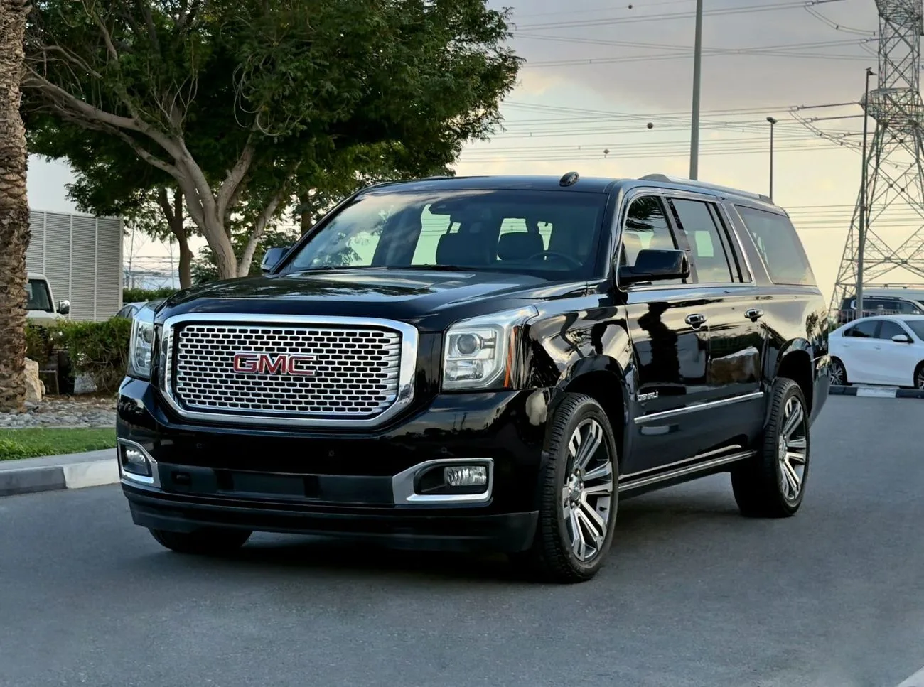 2017 GMC Yukon Denali Cool Box/hf Tailgate proposée par un concessionnaire spécialisé à Dubai, Émirats arabes unis, photo principale