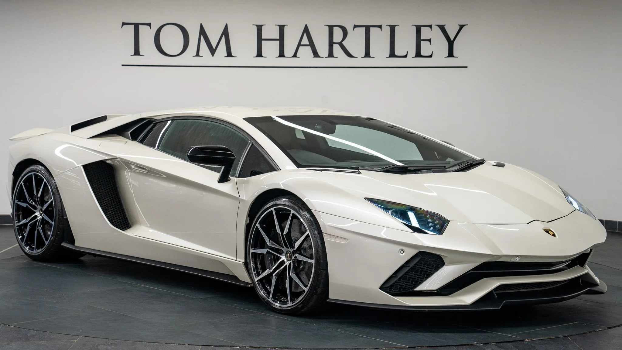 2017 Lamborghini Aventador proposée par un concessionnaire spécialisé à Swadlincote, Royaume-Uni, photo principale