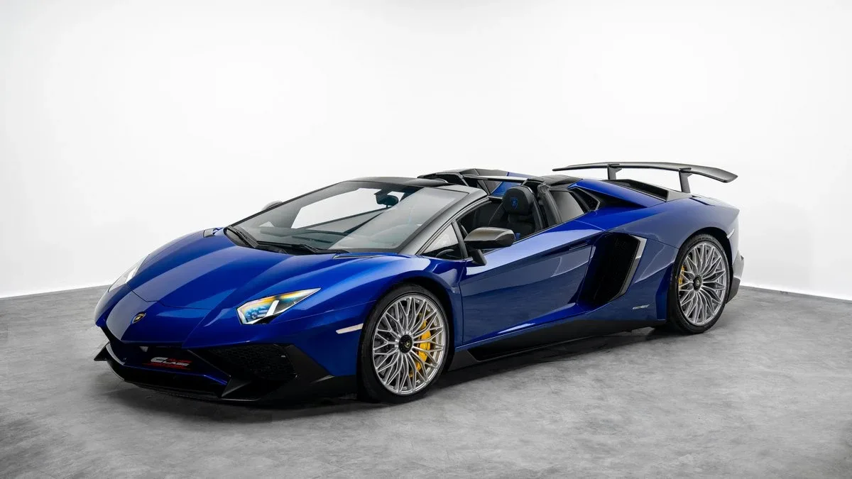 2017 Lamborghini Aventador SV Roadster LP 750-4 proposée par un concessionnaire spécialisé à Dubai, Émirats arabes unis, photo 2 sur 25