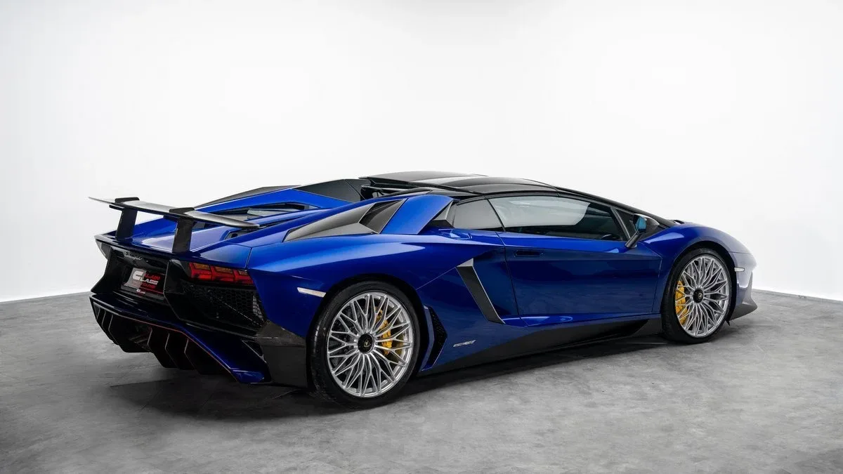 2017 Lamborghini Aventador SV Roadster LP 750-4 proposée par un concessionnaire spécialisé à Dubai, Émirats arabes unis, photo 3 sur 25