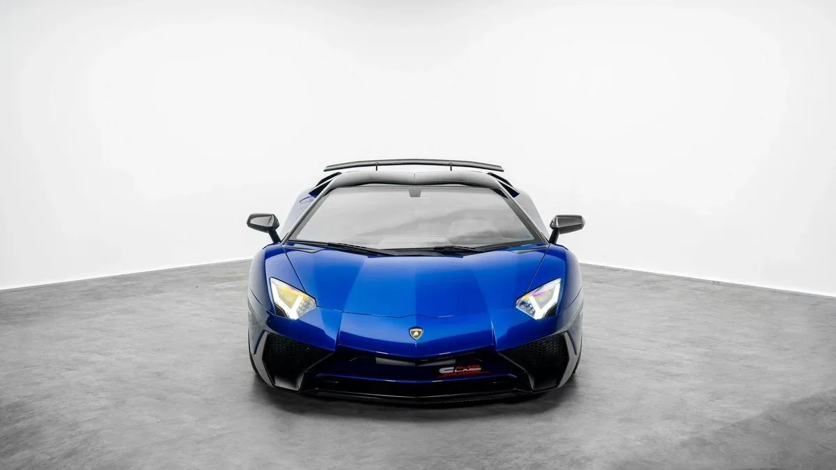 2017 Lamborghini Aventador SV Roadster LP 750-4 proposée par un concessionnaire spécialisé à Dubai, Émirats arabes unis, photo 4 sur 25