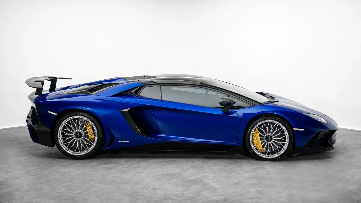 2017 Lamborghini Aventador SV Roadster LP 750-4 proposée par un concessionnaire spécialisé à Dubai, Émirats arabes unis, photo 5 sur 25
