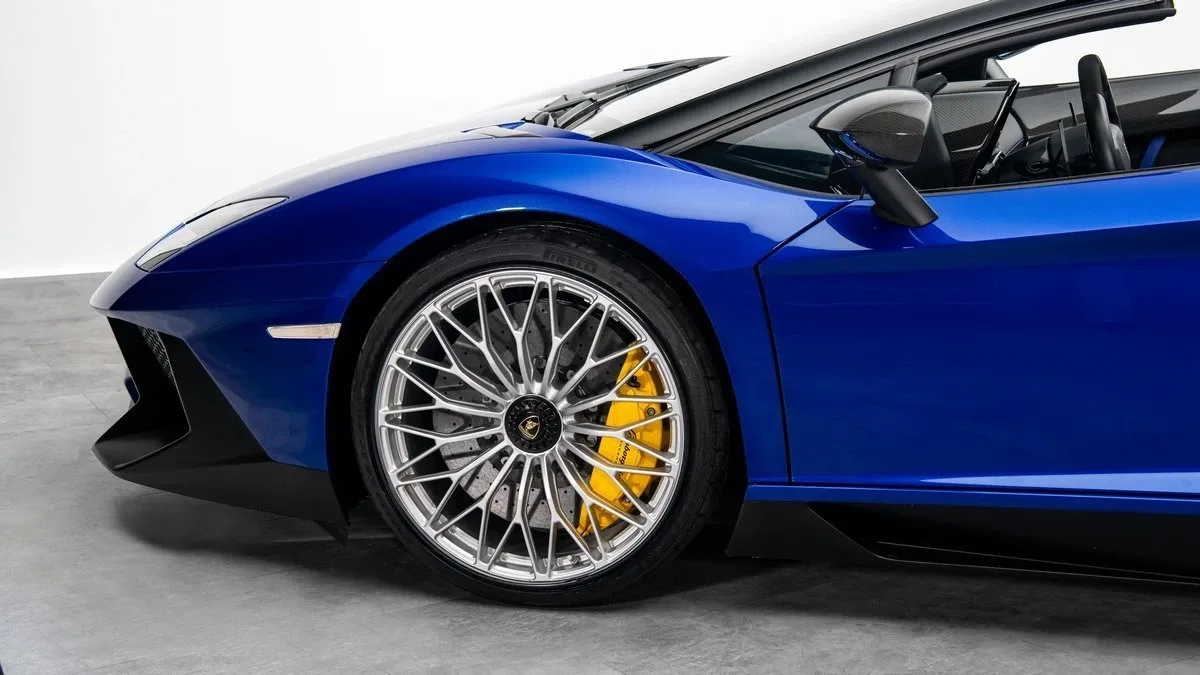 2017 Lamborghini Aventador SV Roadster LP 750-4 proposée par un concessionnaire spécialisé à Dubai, Émirats arabes unis, photo 6 sur 25
