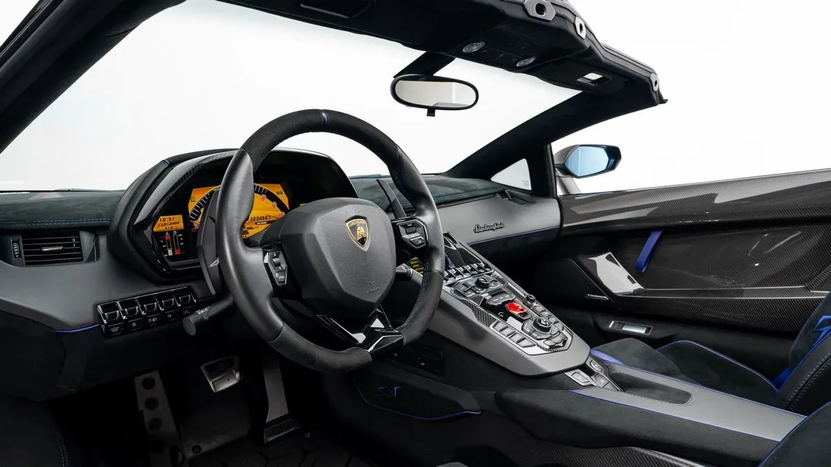 2017 Lamborghini Aventador SV Roadster LP 750-4 proposée par un concessionnaire spécialisé à Dubai, Émirats arabes unis, photo 11 sur 25
